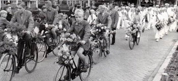 deventerstraat-optocht-versierdefietsen-en-jon_1038