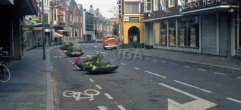 deventerstraat-t.h.v.-albert-heijn-1975kl_1038
