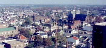 hoofdstraat-met-rechts-boven-rk-kerkkl_1038