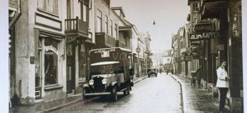 Korenstraat-in-oostelijke-richting-met-vrachtauto-van-Van-Gend-en-Loos-merk-Chevrolet-1930-40
