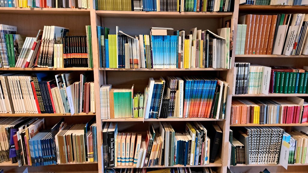 De huidige afbeelding heeft geen alternatieve tekst. De bestandsnaam is: boekenkast2-scaled.jpg